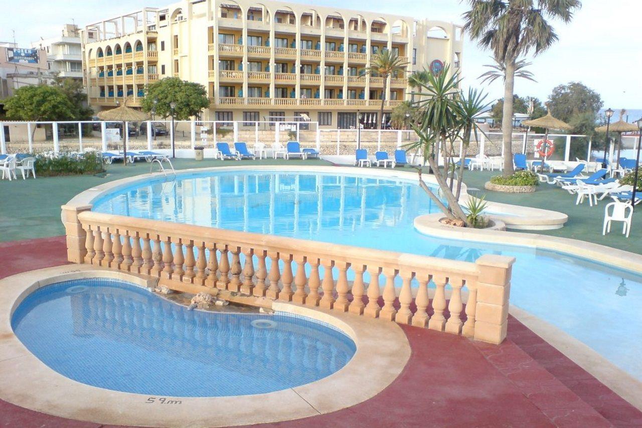 Apartamentos Playa Moreia S'Illot  Exterior photo