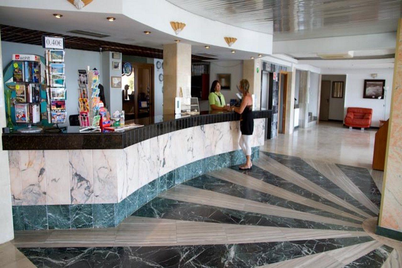 Apartamentos Playa Moreia S'Illot  Exterior photo