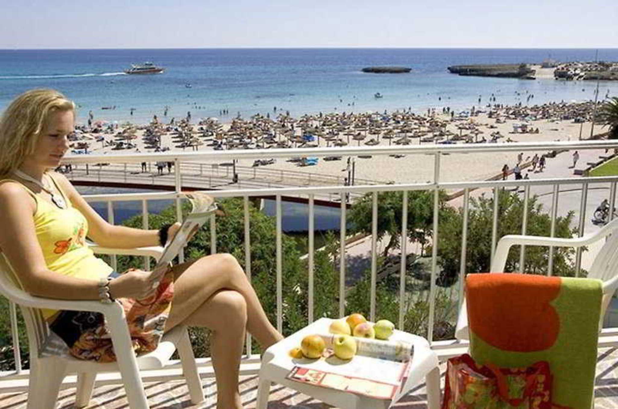 Apartamentos Playa Moreia S'Illot  Exterior photo